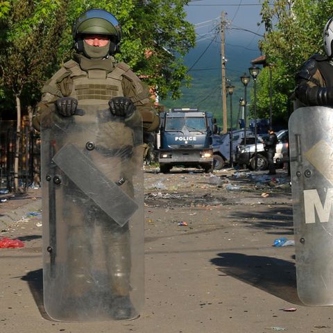 Kfor-Soldaten und Kosovo-Polizisten bewachen in Zvecan im Norden des Kosovos ein städtisches Gebäude