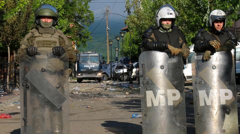 Kfor-Soldaten und Kosovo-Polizisten bewachen in Zvecan im Norden des Kosovos ein städtisches Gebäude