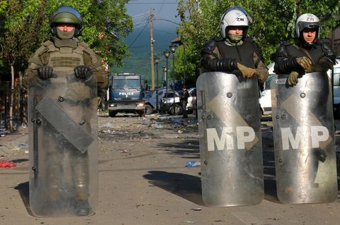 Kfor-Soldaten und Kosovo-Polizisten bewachen in Zvecan im Norden des Kosovos ein städtisches Gebäude