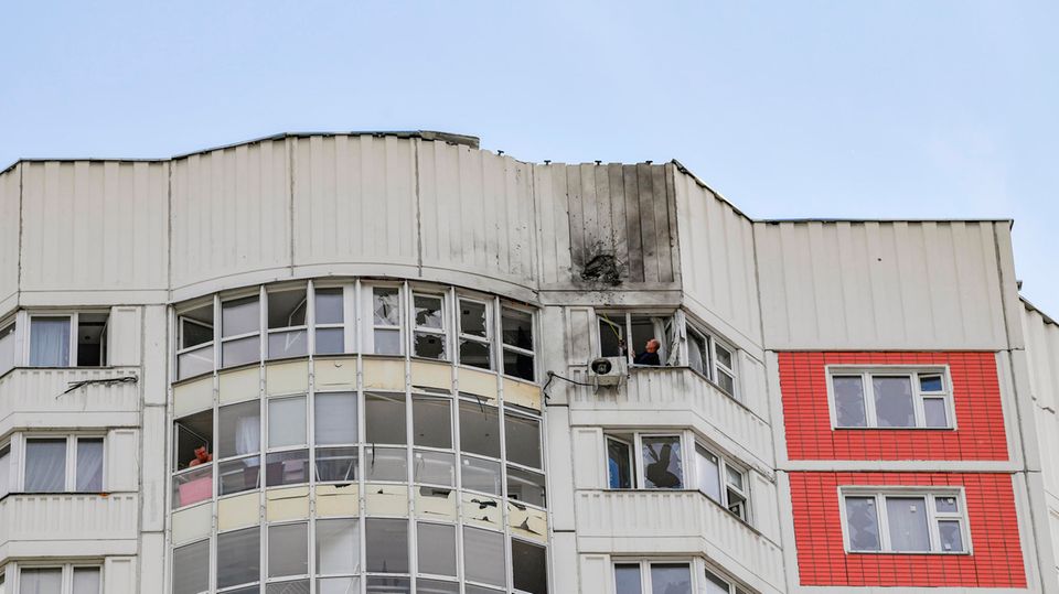 Ein Wohnhaus in Moskau das nach Kreml-Angaben durch eine ukrainische Drohne beschädigt wurde. Kiew bestreitet den Angriff.
