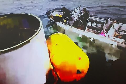 Diese Aufnahmen zeigen ein vom südkoreanischen Militär geborgenes Objekt, bei dem es sich vermutlich um einen Teil der nordkoreanischen Trägerrakete handelt, die nach einem missglückten Start in den Gewässern vor der Insel Eocheongdo in Südkorea ins Meer gestürzt ist. 