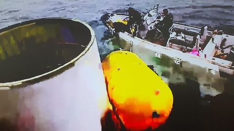 Diese Aufnahmen zeigen ein vom südkoreanischen Militär geborgenes Objekt, bei dem es sich vermutlich um einen Teil der nordkoreanischen Trägerrakete handelt, die nach einem missglückten Start in den Gewässern vor der Insel Eocheongdo in Südkorea ins Meer gestürzt ist. 