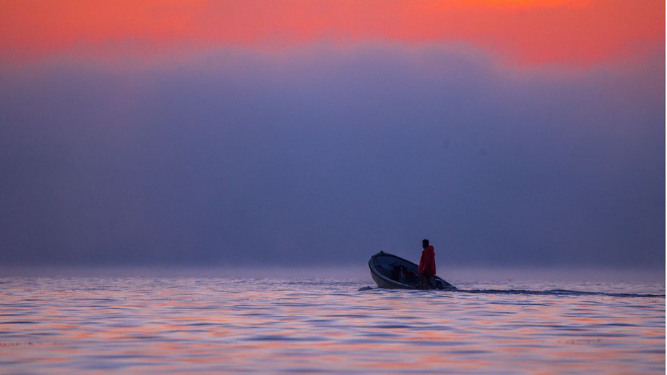 31. Mai: Hartes Leben, schöner Ausblick Pepelow, Mecklenburg-Vorpommern. Ein Fischer ist mit seinem Boot vor Sonnenaufgang auf dem Salzhaff an der Ostsee unterwegs. Dass die Fangquoten für Ostseefisch drastisch verkleinert wurden, weil die Bestände so schlecht sind, macht auch den Fischern das Leben schwer. Vielleicht tröstet es sie ja, wenn sie so einen Morgen auf dem Wasser erleben. Falls bei der Arbeit Zeit für das Genießen der Natur bleibt.