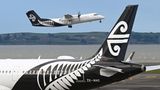 Neuseelands Fluglinie Air New Zealand will in den kommenden Wochen vor internationalen Flügen nicht nur das Gepäck, sondern auch die Passagiere wiegen. Grund sei, dass die Piloten vor jedem Start das Gewicht und die Balance des beladenen Flugzeugs kennen müssten, wie das Unternehmen mitteilte. "Es geht um Sicherheit. Jedes Mal, wenn wir fliegen, möchten wir genau wissen, welches Gewicht das Flugzeug hat", sagte Airline-Chef Greg Foran am Mittwoch dem Sender Radio New Zealand. Die Waagen stehen ab sofort bis zum 2. Juli am Flughafen Auckland auf der Nordinsel des Pazifikstaates. Insgesamt wird das Gewicht von 10.000 Passagieren und Passagierinnen ermittelt - die Teilnahme ist aber freiwillig. "Keine Sorge, anders als auf der Waage zu Hause, im Fitnessstudio oder in der Arztpraxis kann niemand die Zahlen sehen, nicht einmal das Personal der Fluggesellschaft", berichtete die Zeitung "New Zealand Herald". Die Daten würden anonym erhoben. Ziel sei es, das Durchschnittsgewicht der Passagiere zusammen mit ihrem Handgepäck zu ermitteln.