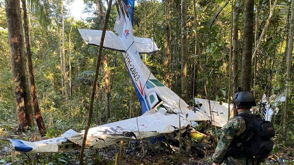Rund einen Monat nach dem Absturz dieser Cessna C206 im Dschungel von Solano im kolumbianischen Bundesstaat Caqueta suchen Rettungskräfte noch immer nach Kindern, die durch den Dschungel irren