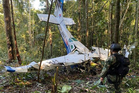Rund einen Monat nach dem Absturz dieser Cessna C206 im Dschungel von Solano im kolumbianischen Bundesstaat Caqueta suchen Rettungskräfte noch immer nach Kindern, die durch den Dschungel irren