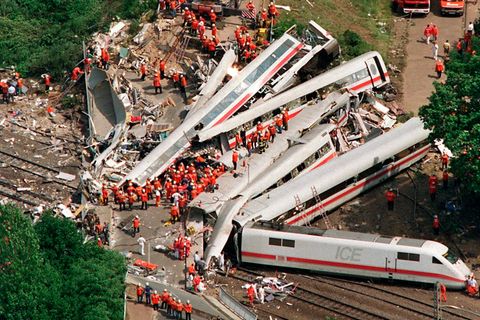 Ein Trümmerfeld: Der verunglückte Zug in Eschede