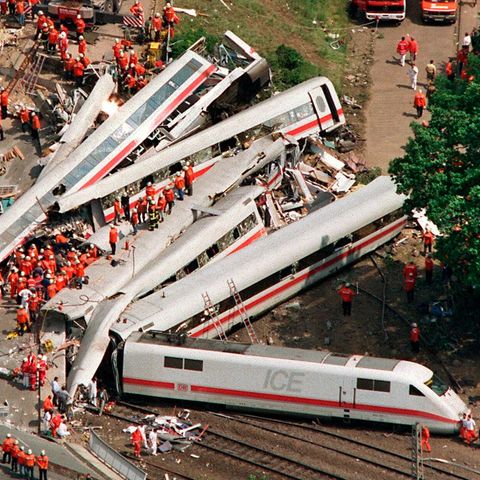 Ein Trümmerfeld: Der verunglückte Zug in Eschede