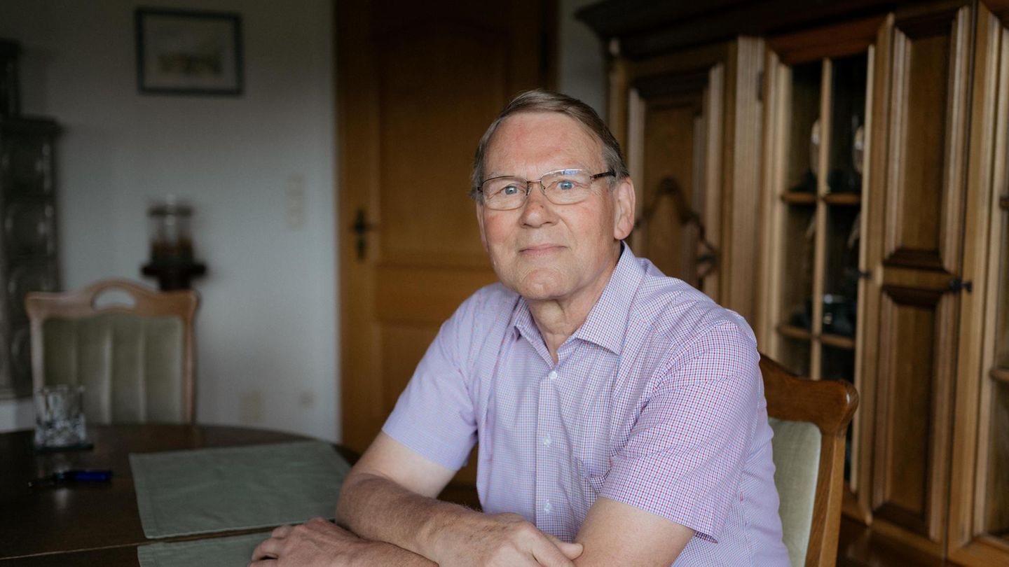 Portrait von Gerd Bakeberg, Einsatzleiter beim Zugunglück von Eschede 1998 Portrait von Gerd Bakeberg, Einsatzleiter beim Zugunglück von Eschede 1998, sitzt an einem Tisch und schaut in die Kamera