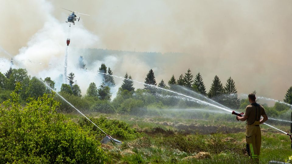 Die Feuerwehr versucht mit einem Hubschrauber einen Moorbrand im deutsch-belgischen Grenzgebiet zu löschen