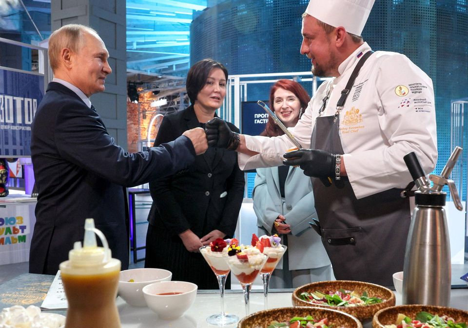 Vladimir Putin tastes treats shortly after drones went down in Moscow 