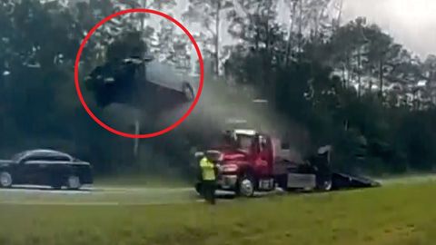 Abgelenkt: Autofahrerin rast auf Abschleppwagen und fliegt durch die Luft