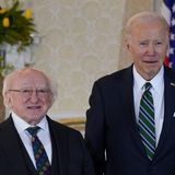 Vielleicht hat Joe Biden seinen Besuch in Irland Mitte April auch von Michael D. Higgins Tipps geholt. Der ist nämlich nicht nur rund anderthalb Jahre älter als Biden, sondern auch schon länger im Amt: Seit 2011 ist Higgins Präsident von Irland.