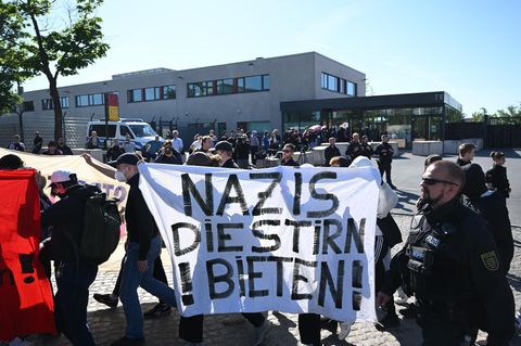 Demonstranten aus dem linken Spektrum vor dem Oberlandesgericht (OLG) Dresden