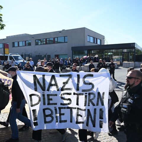 Demonstranten aus dem linken Spektrum vor dem Oberlandesgericht (OLG) Dresden