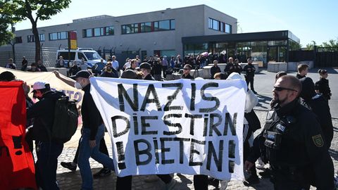 Demonstranten aus dem linken Spektrum vor dem Oberlandesgericht (OLG) Dresden