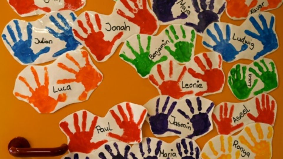 Farbabdrücke von Händen in einem Kindergarten