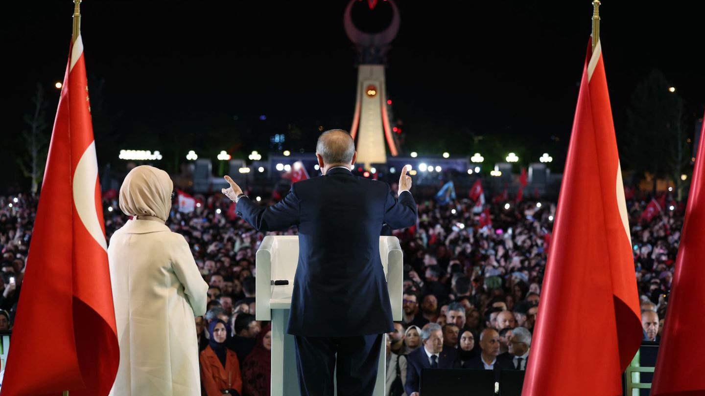 Präsident Erdoğan spricht nach dem Wahlsieg zu seinen Anhängern im Präsidentenpalast in Ankara in der Türkei