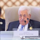 Palästinenser-Präsident Mahmud Abbas sitzt beim Gipfel der Arabischen Liga in einem hell gepolsterten Sessel