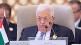 Palästinenser-Präsident Mahmud Abbas sitzt beim Gipfel der Arabischen Liga in einem hell gepolsterten Sessel