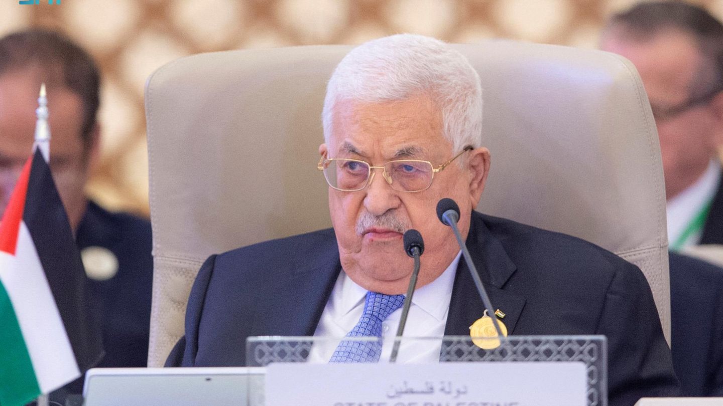 Palästinenser-Präsident Mahmud Abbas sitzt beim Gipfel der Arabischen Liga in einem hell gepolsterten Sessel