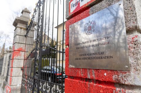 Das russische Generalkonsulat in München: Unbekannte hatten Ende Februar rote Farbe auf die Säulen der Einfahrt gesprüht