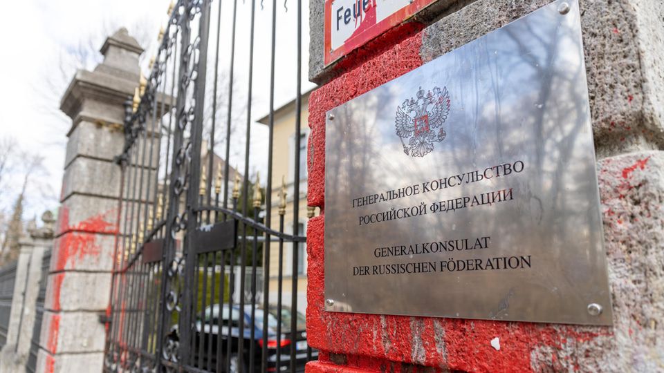 Das russische Generalkonsulat in München: Unbekannte hatten Ende Februar rote Farbe auf die Säulen der Einfahrt gesprüht