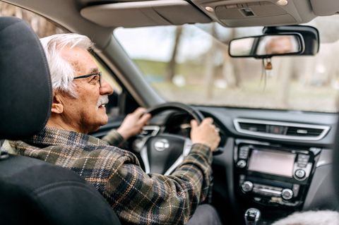 Thema: Führerschein Ein älterer Mann sitzt am Steuer