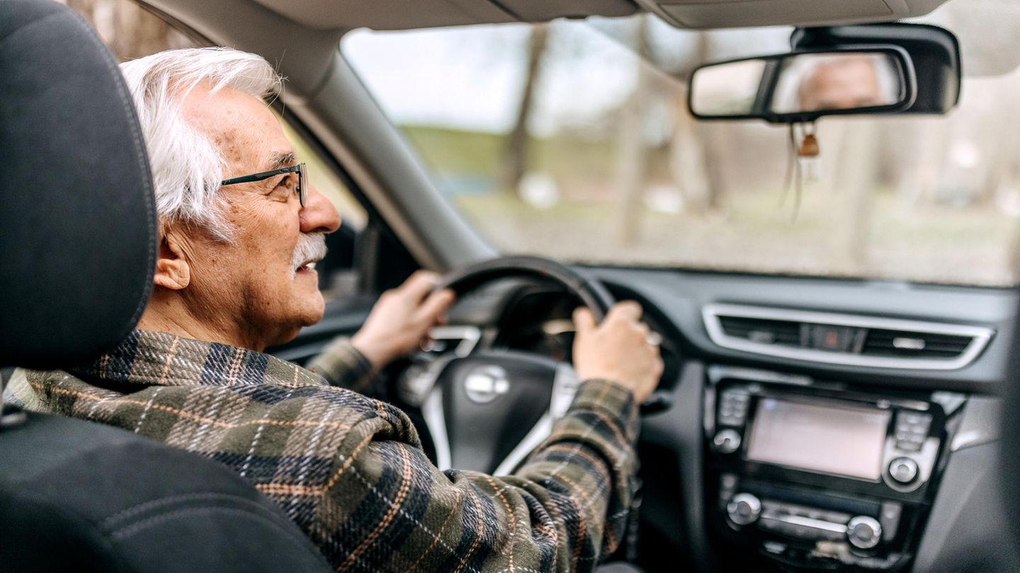 Thema: Führerschein Ein älterer Mann sitzt am Steuer