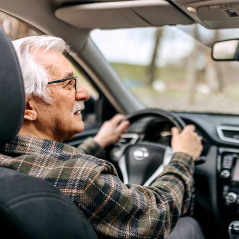 Thema: Führerschein Ein älterer Mann sitzt am Steuer