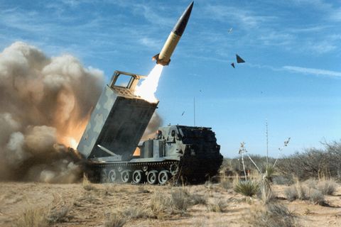 Diese Rakete wird von einem Kettenfahrzeug M270 abgefeuert.
