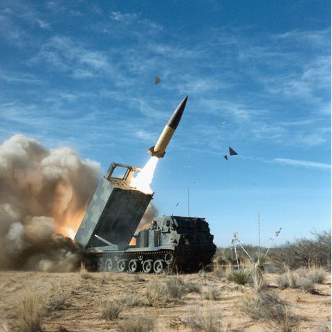 Diese Rakete wird von einem Kettenfahrzeug M270 abgefeuert.