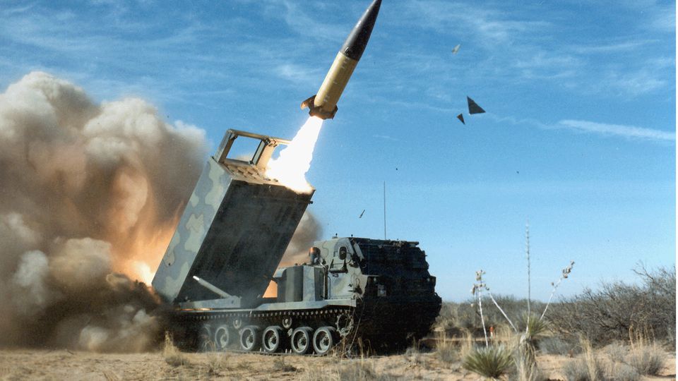 Diese Rakete wird von einem Kettenfahrzeug M270 abgefeuert.