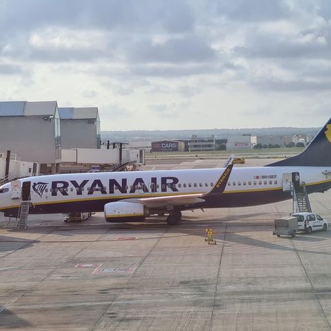 Eine Ryanair-Maschine am Flughafen Palma de Mallorca