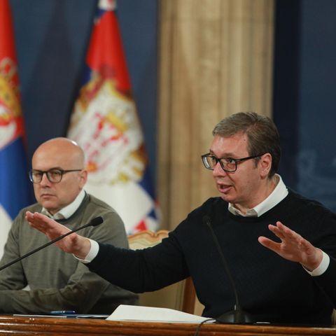 Präsident Aleksandar Vucic hält eine Pressekonferenz nach Zusammenstößen im Norden des Kosovo
