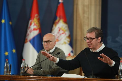 Präsident Aleksandar Vucic hält eine Pressekonferenz nach Zusammenstößen im Norden des Kosovo