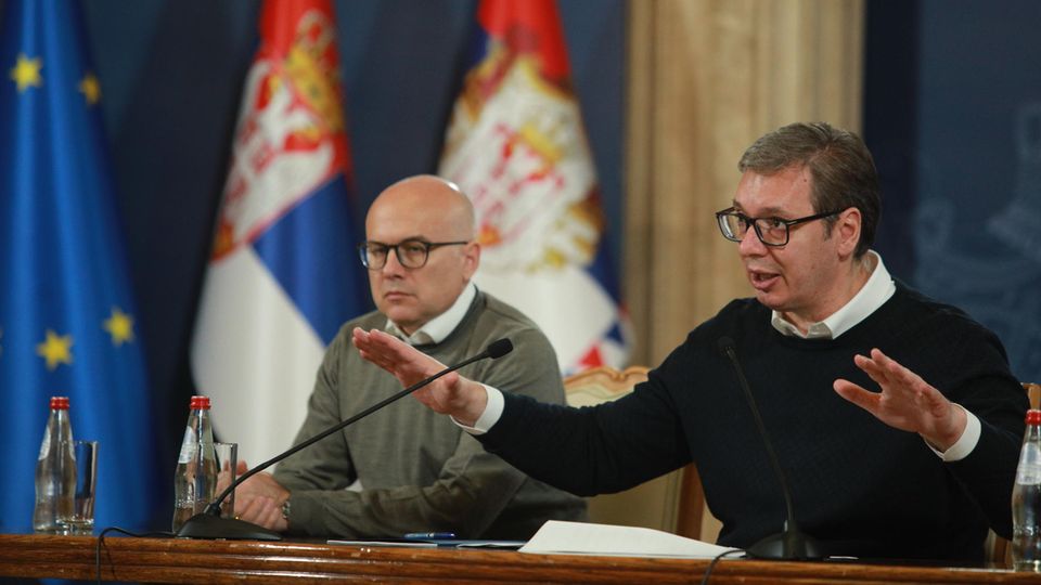 Präsident Aleksandar Vucic hält eine Pressekonferenz nach Zusammenstößen im Norden des Kosovo