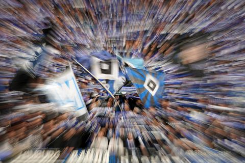 Die Fans des HSV hoffen, dass ihr Team in der Relegation gegen den VfB Stuttgart die Rückkehr in die Fußball-Bundesliga schafft