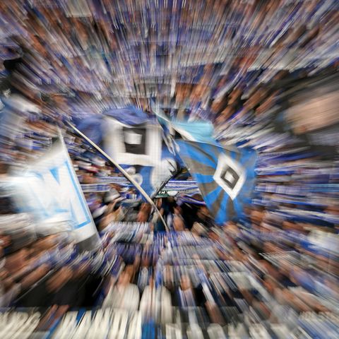 Die Fans des HSV hoffen, dass ihr Team in der Relegation gegen den VfB Stuttgart die Rückkehr in die Fußball-Bundesliga schafft