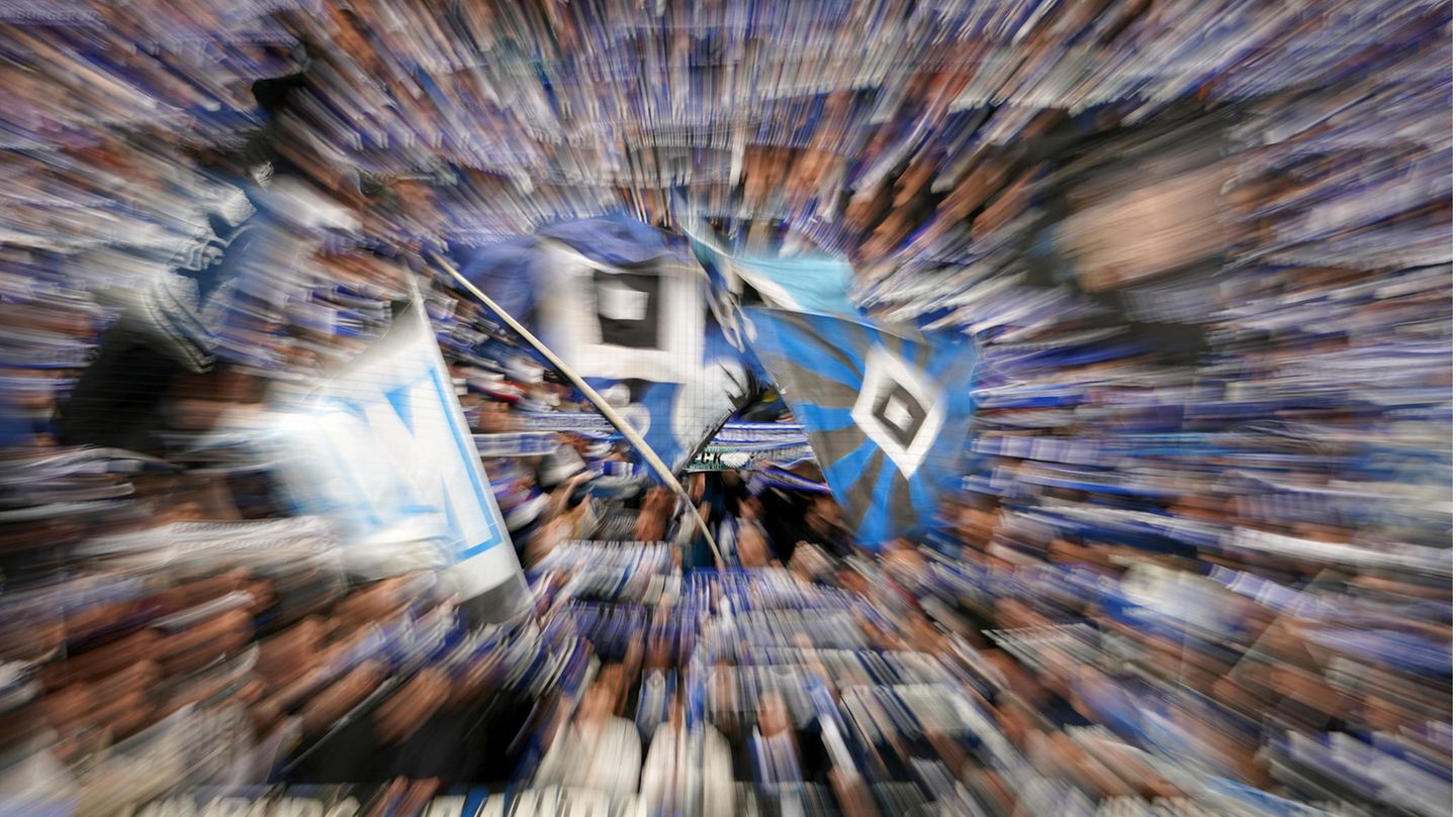 Die Fans des HSV hoffen, dass ihr Team in der Relegation gegen den VfB Stuttgart die Rückkehr in die Fußball-Bundesliga schafft