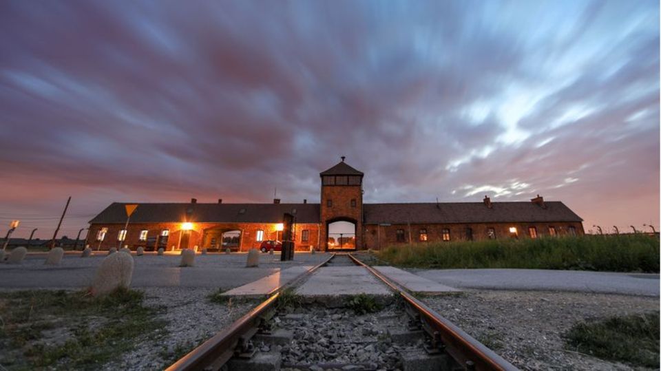 Blick auf das Tor zum früheren Vernichtungsslager Auschwitz-Birkenau