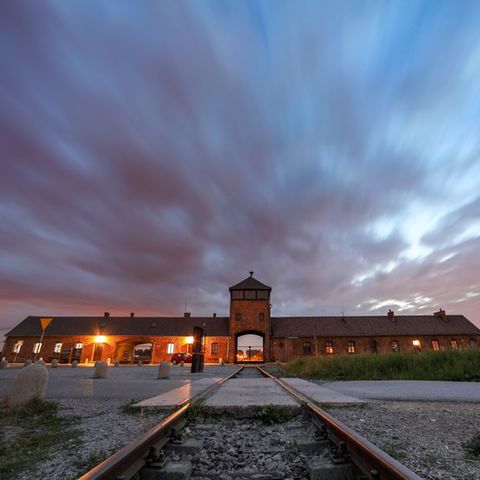 Blick auf das Tor zum früheren Vernichtungsslager Auschwitz-Birkenau