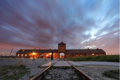 Blick auf das Tor zum früheren Vernichtungsslager Auschwitz-Birkenau