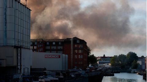 Das Feuer brach auf dem Gelände eine Recyclingunternehmens in Berlin-Neukölln aus