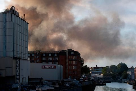 Das Feuer brach auf dem Gelände eine Recyclingunternehmens in Berlin-Neukölln aus