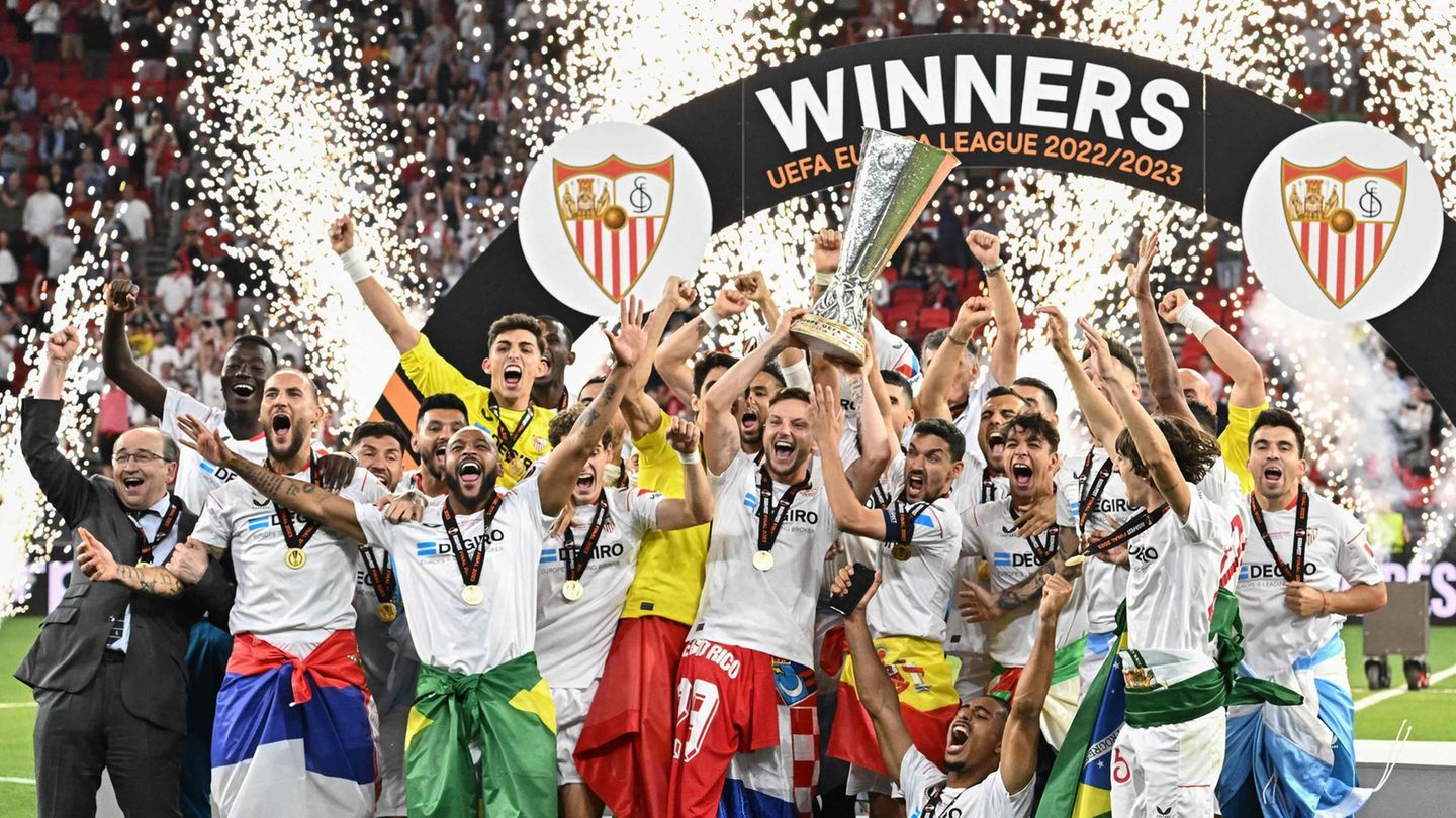 Spieler des FC Sevilla jubeln nach dem Gewinn der Europa League