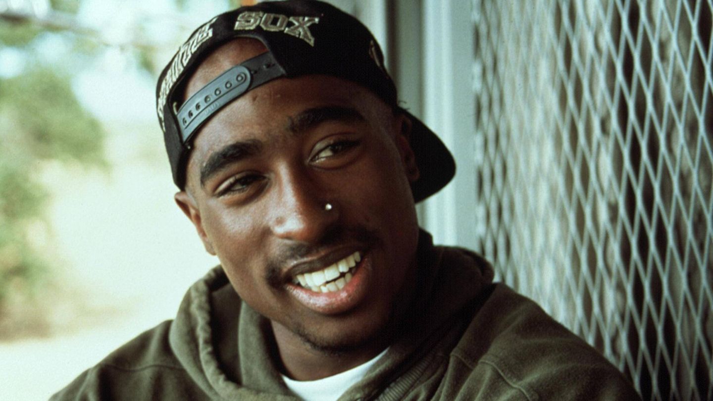 Der US-Rapper Tupac Shakur wurde im Alter von 25 Jahren unter ungeklärten Umständen erschossen. 