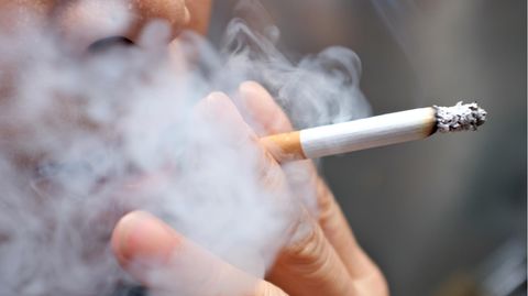 Kanada will rauchfrei werden: Eine Person hält eine Zigarette