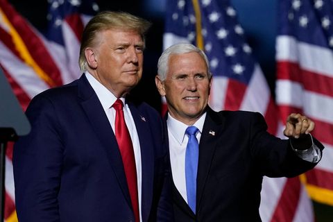 2020 machten der damalige US-Präsident Donald Trump und sein Vize Mike Pence (rechts) noch gemeinsam Wahlkampf