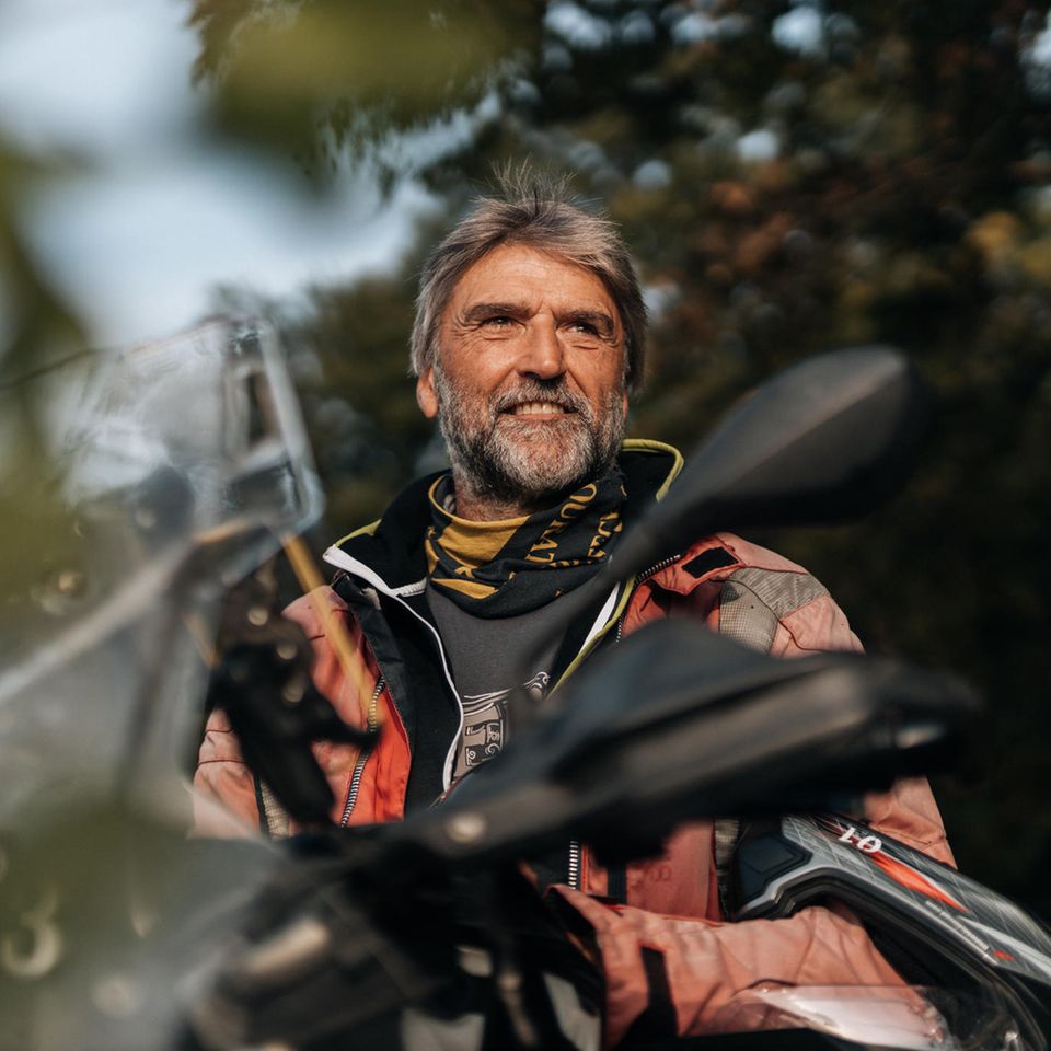 Dieter Schneider war Olympia-Fechter und Eigentümer einer Werbeagentur. Heute ist er vor allem begeisterter Motorradfahrer und mit seiner Stiftung "Depression – Inklusion" Initiator der regelmäßigen "Fellows Rides". 